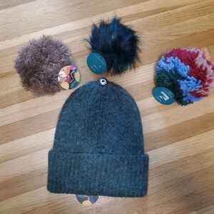 NWT Anthropologie beanie hat with 3  interchangeable pom poms